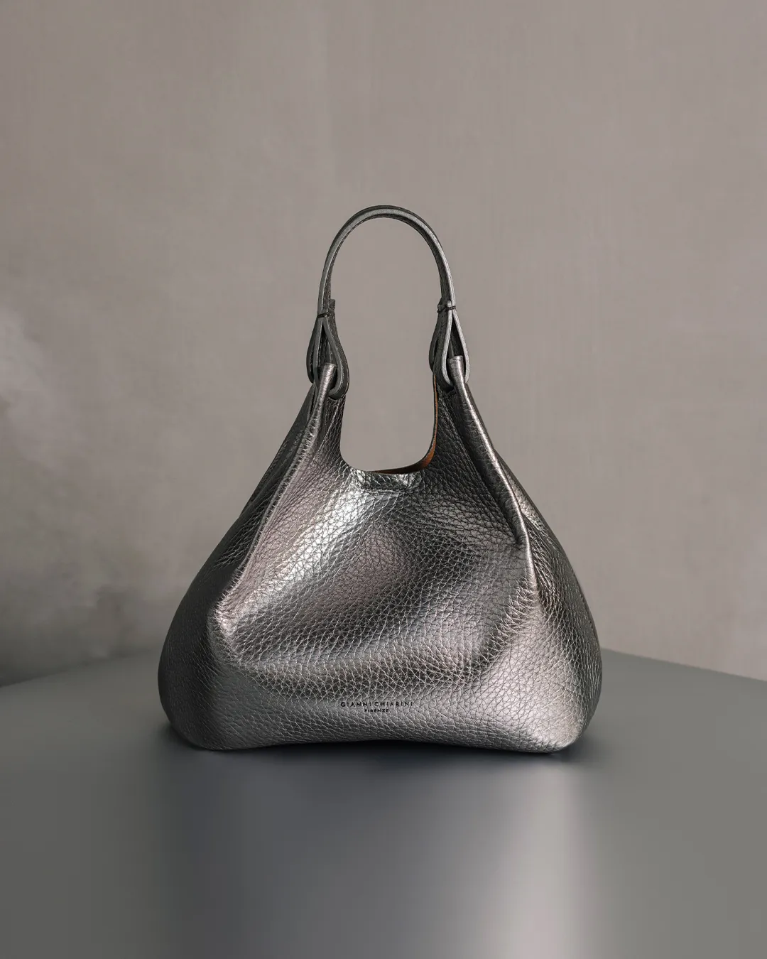 品牌经典代表作Dua皮革肩背包，拥有顺畅弧线外观并能自由变换包型。品牌提供