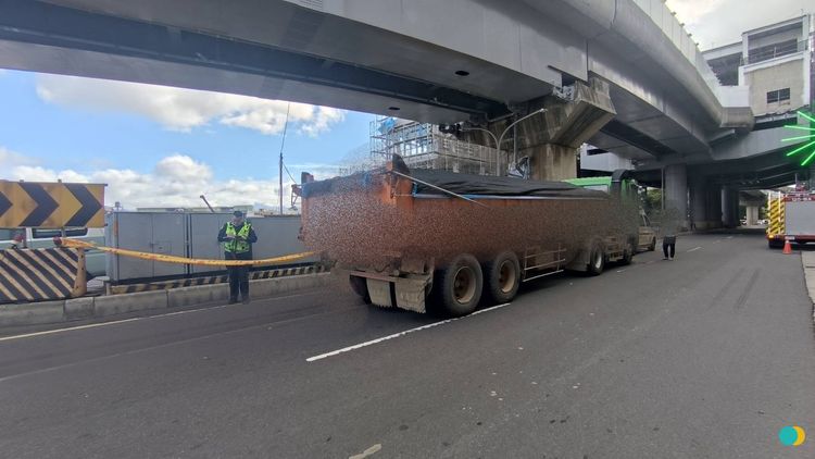 疑視線死角!鶯歌曳引車右轉撞倒行人拖行輾壓 「上半身碎裂」當場慘死
