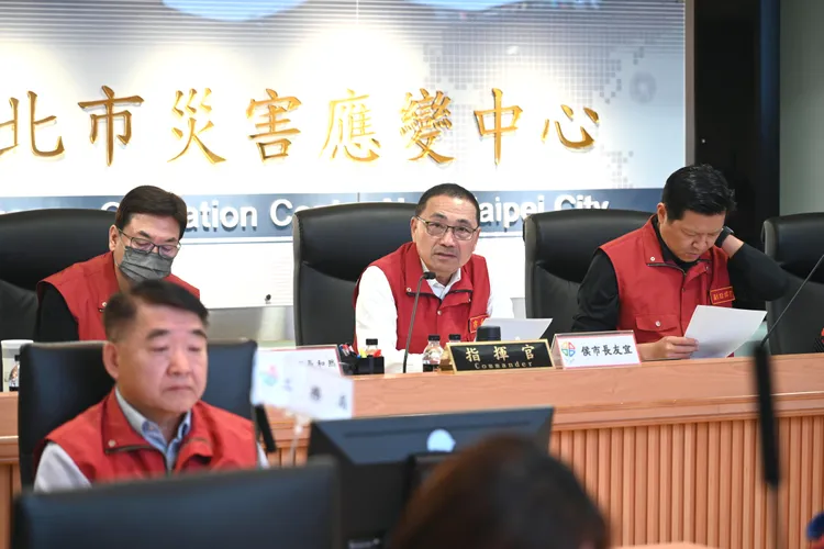 侯友宜今天上午到新北市災害應變中心，聽取氣象團隊分析、評估風雨影響，以及各單位防颱工作整備情形。市府提供