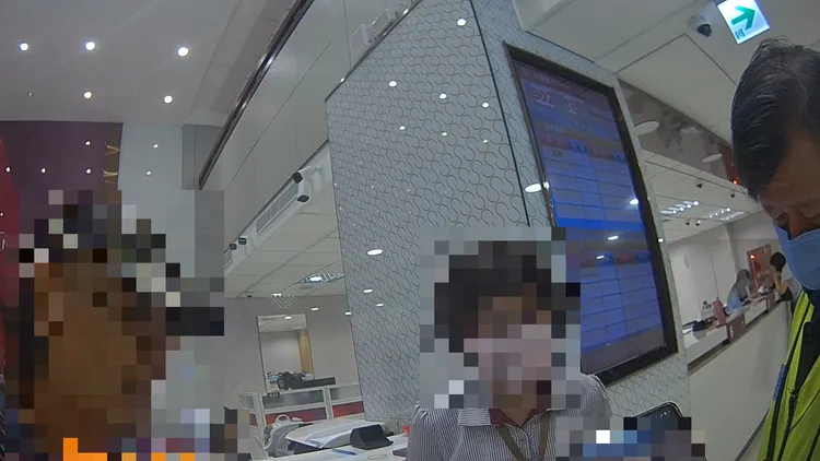 朱男到银行临柜汇款，幸好行员机警通报警方，顺利阻止一桩诈骗。翻摄画面