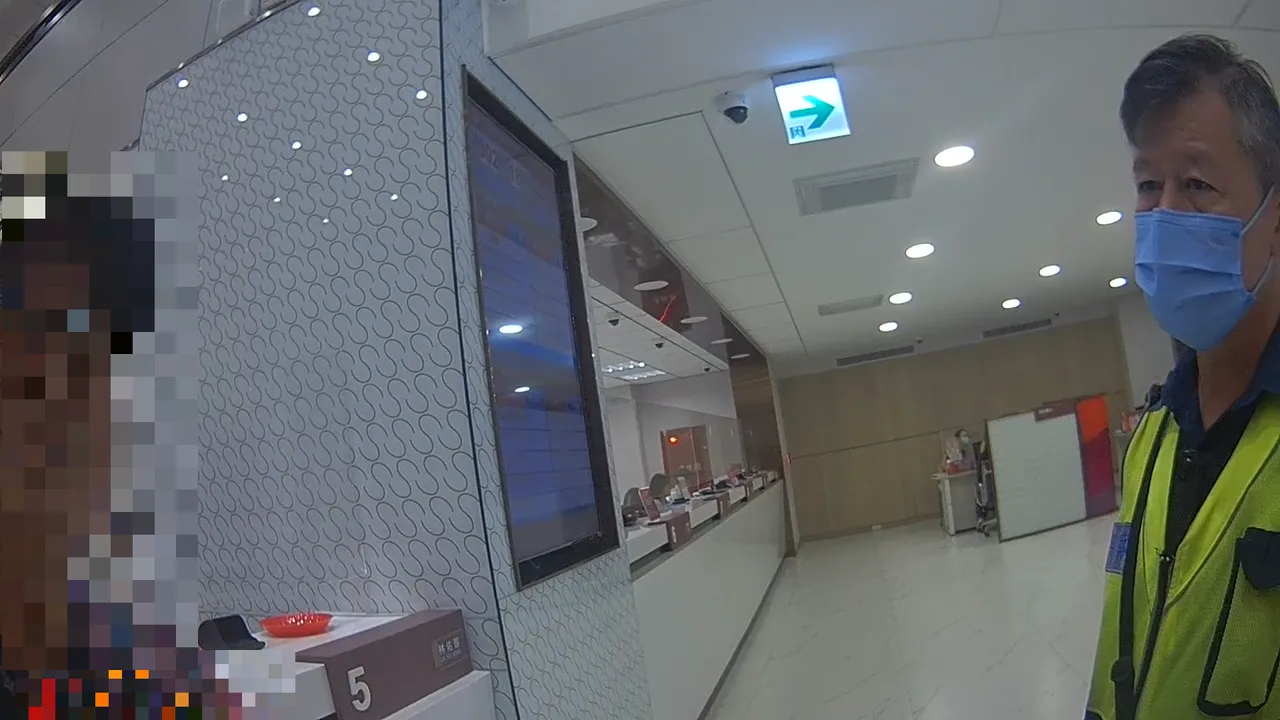 朱男到银行临柜汇款，幸好行员机警通报警方，顺利阻止一桩诈骗。翻摄画面