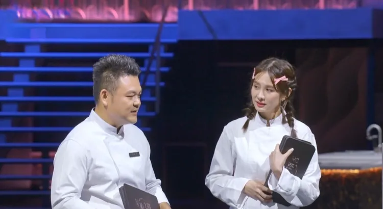 陈勇孝主厨（左）认安心亚是雷队友。华视提供