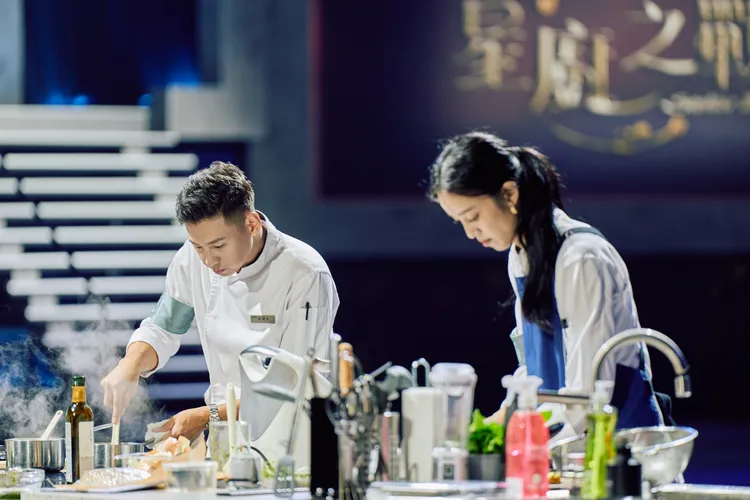 主廚施捷夫（左）搭檔陳庭妮，她竟對胡宇威濺血意外毫不知情。華視提供