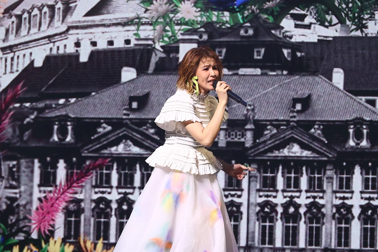 曾沛慈开唱，圈外老公坐在台上仔细聆听。娱乐中心摄