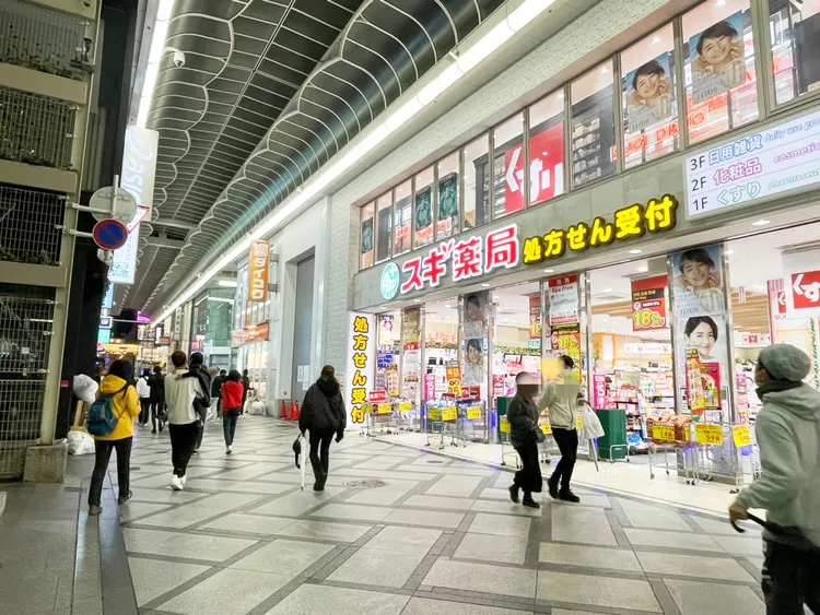 心齋橋商店街內有不少藥妝店都有中文服務人員。示意圖，資料照