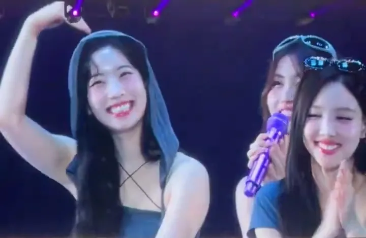 多賢（左起）回以愛心，MOMO、娜璉都露出溺愛的微笑。讀者提供