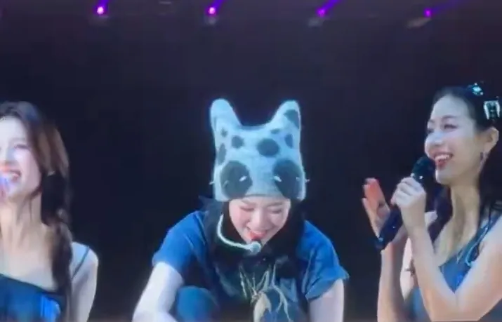 SANA（左起）、定延、志效寵溺看著子瑜。讀者提供