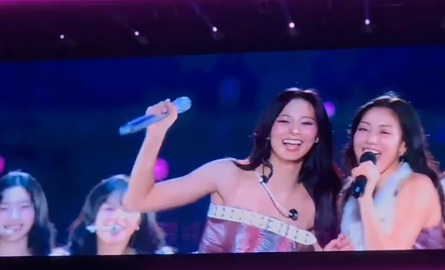 志效（右）唱到《What is Love？》時，拉子瑜到台前合唱。讀者提供