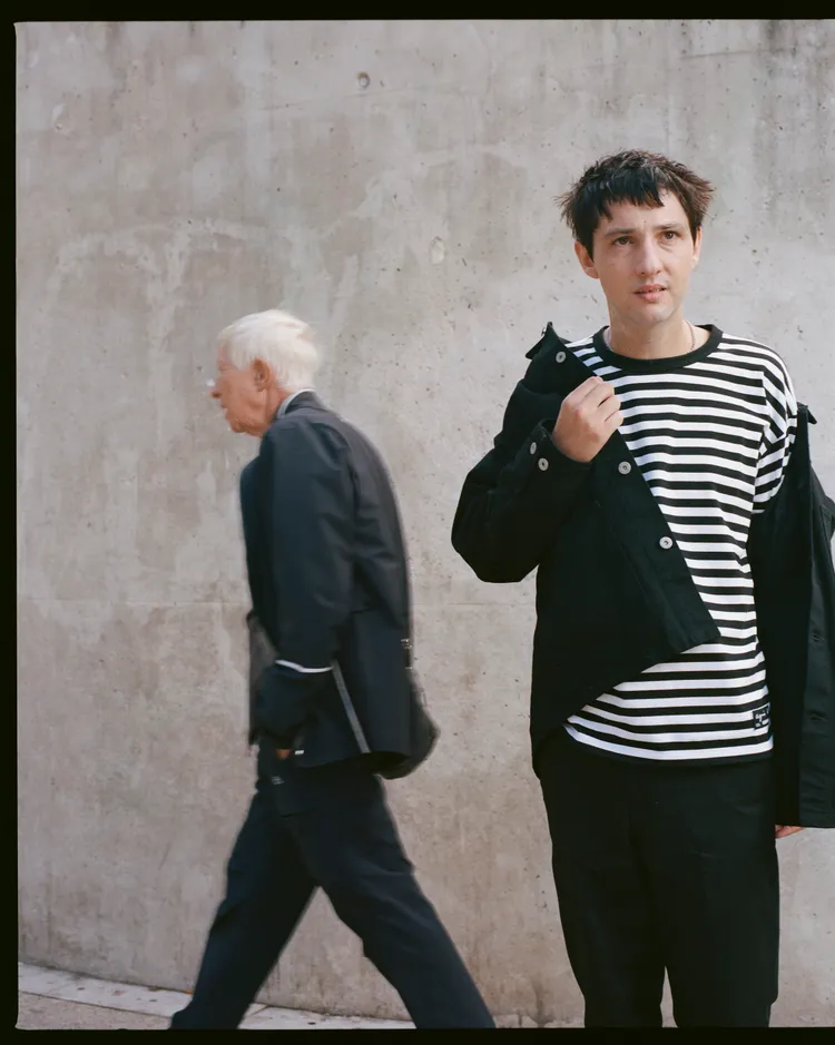 透過條紋、刺繡Logo、照片印刷等設計元素，彰顯2大品牌的風格融合。品牌提供