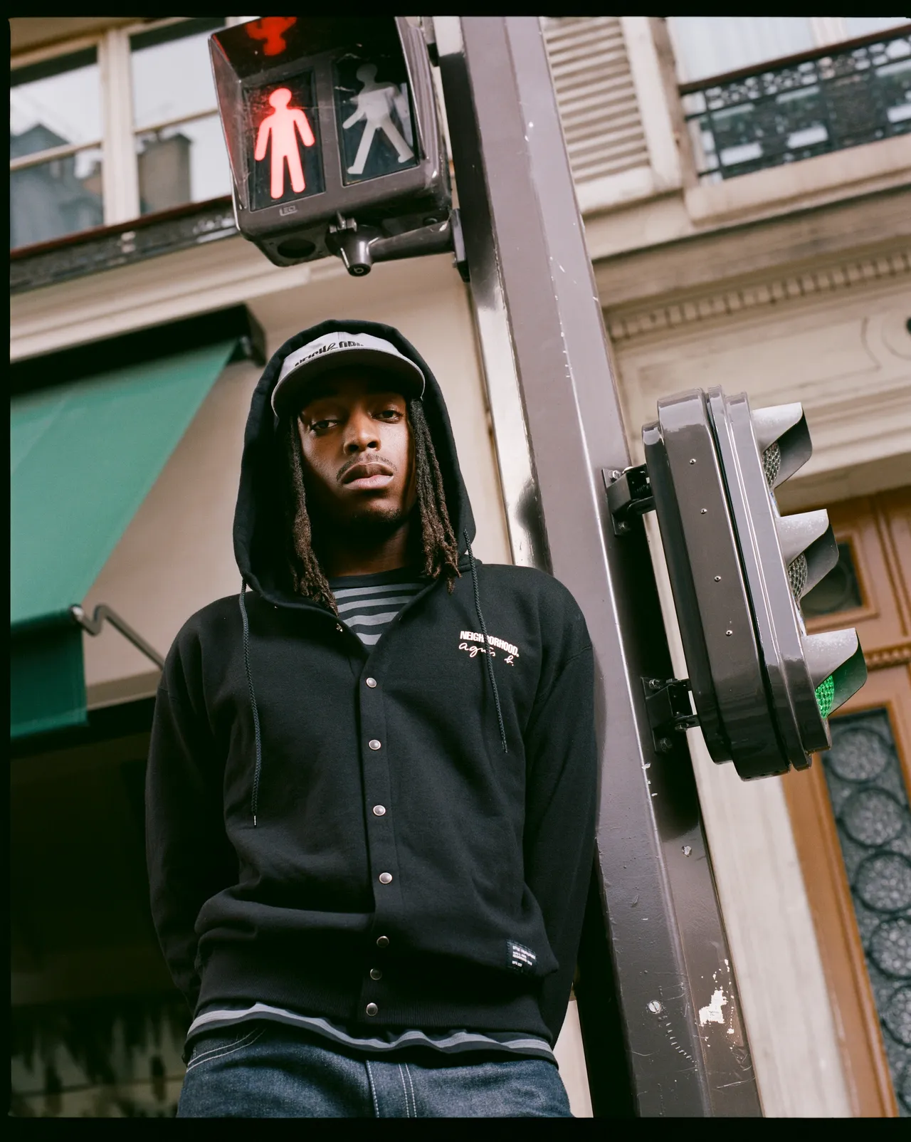 厚棉连帽开襟外套灵感源自agnès b.钮扣开襟衫，借由连帽、抽绳等设计展现出街头休闲风貌。品牌提供