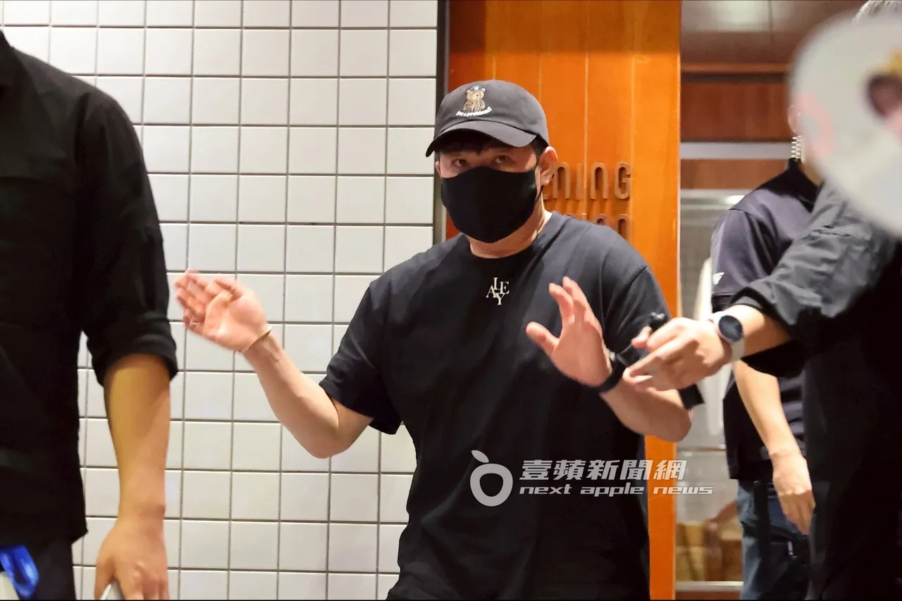 深夜11點半，神童率先享用完餐點步出餐廳，面對粉絲揮揮手。特勤中心攝