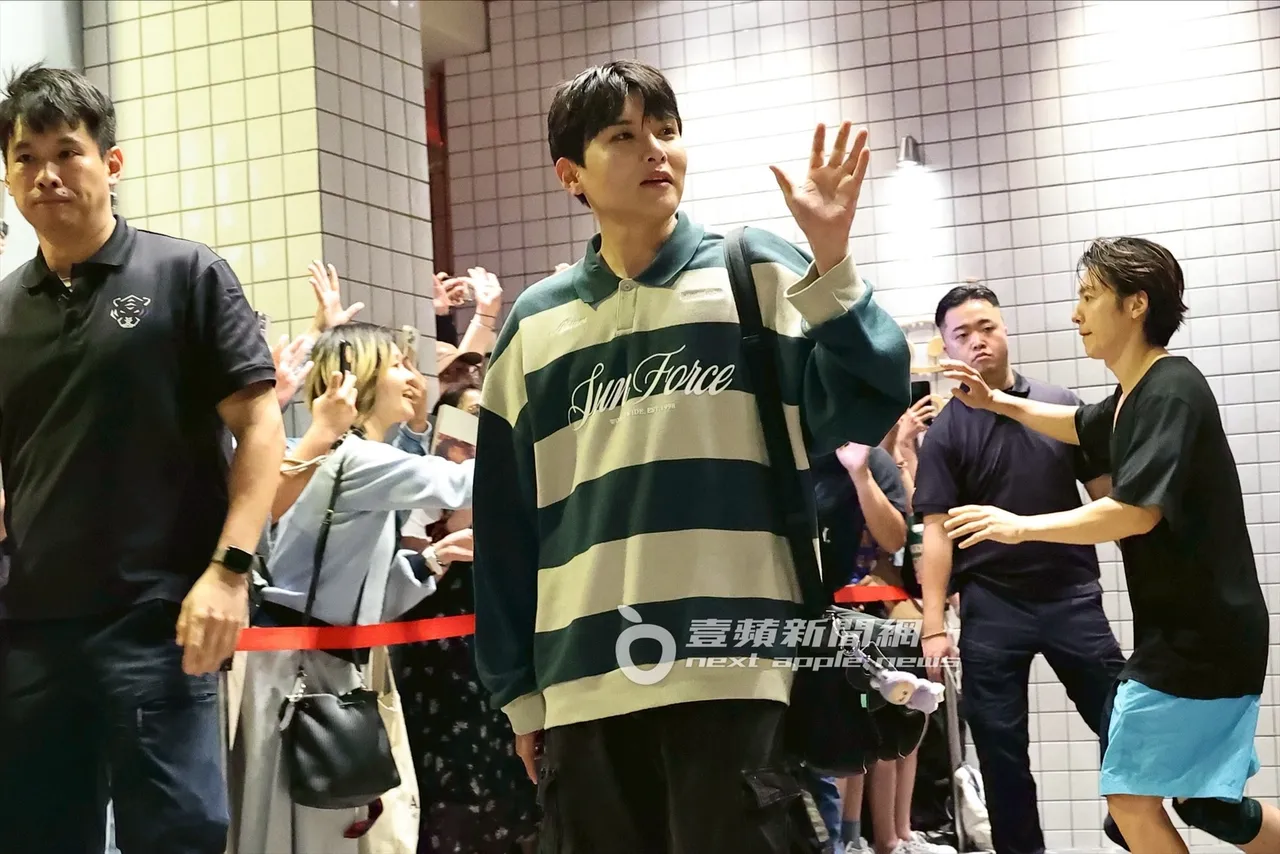 厲旭也十分大方的向粉絲們揮揮手致意。特勤中心攝