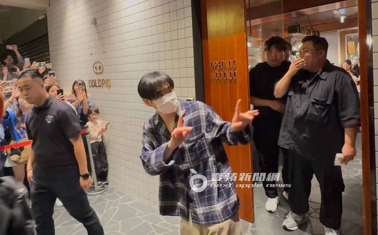 跟在後面的銀赫也熱情的用雙手揮手道別打招呼。特勤中心攝