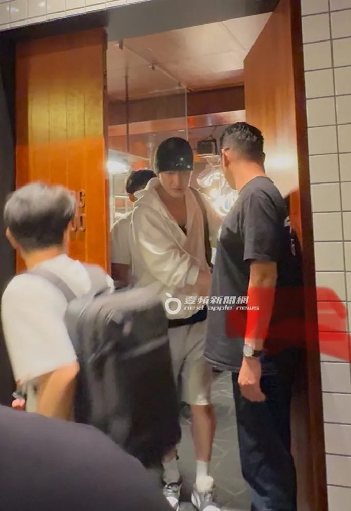 隔天17日凌晨近1點，Super Junior-M周覓才離開「金豬食堂」，在工作人員陪同下搭保母車離開。特勤中心攝