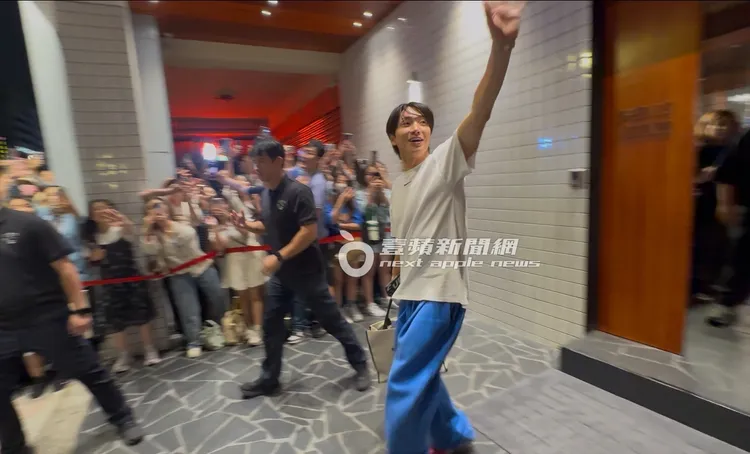 深夜11點半，SJ隊長利特手拿提袋，開心跟夾道粉絲揮手打招呼。特勤中心攝