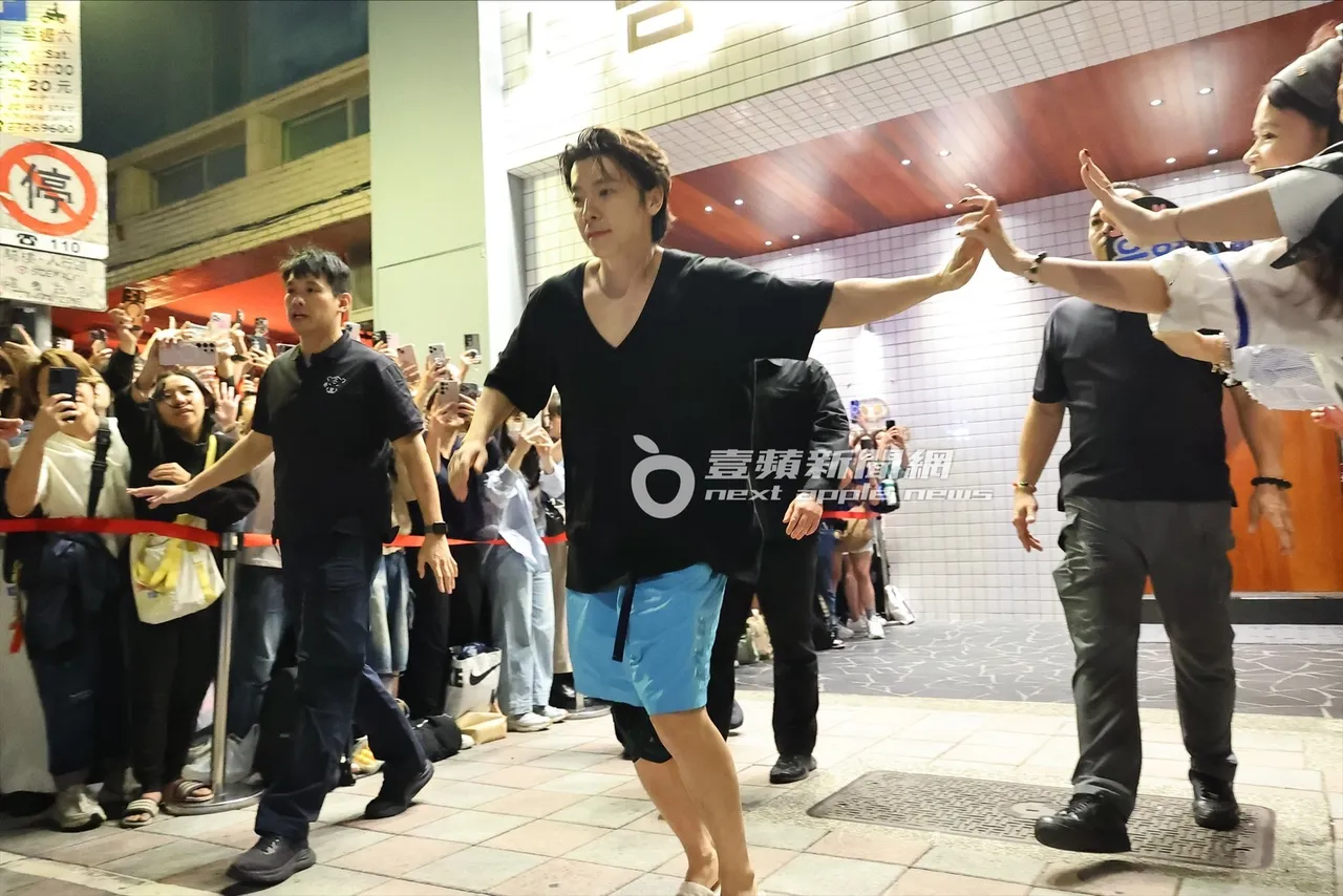 東海準備上車時，還與粉絲們熱情擊掌，現場嗨到最高點。特勤中心攝