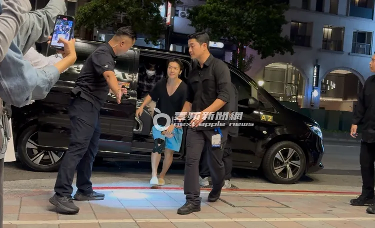 東海腳踩文華東方酒店室內拖鞋、戴著護膝下車後便小跑步，一邊揮手一邊進餐廳慶功。特勤中心攝