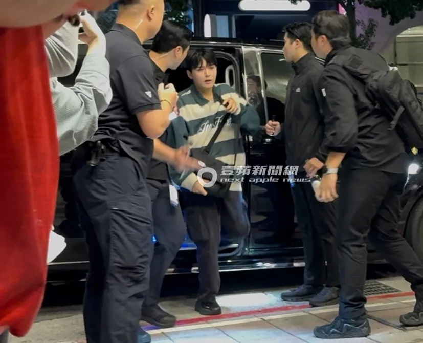 厲旭一下車粉絲們便熱情呼喊，臉上顯得有些害羞。特勤中心攝