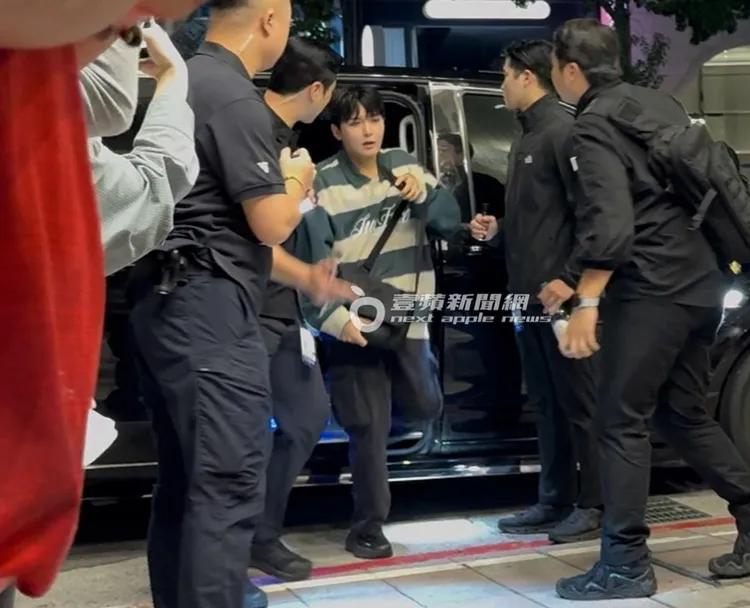 厲旭一下車粉絲們便熱情呼喊，臉上顯得有些害羞。特勤中心攝