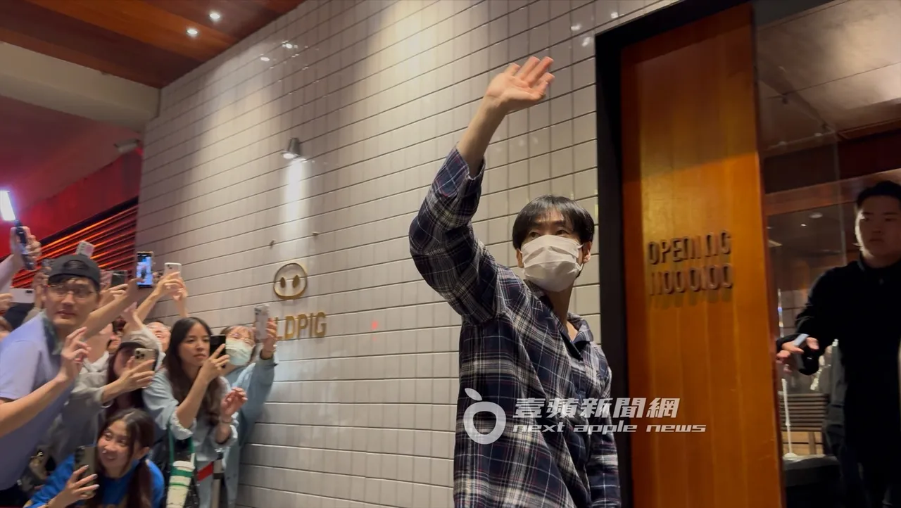 銀赫走進餐廳前，特別轉頭揮手，粉絲們紛紛開心呼喊。特勤中心攝