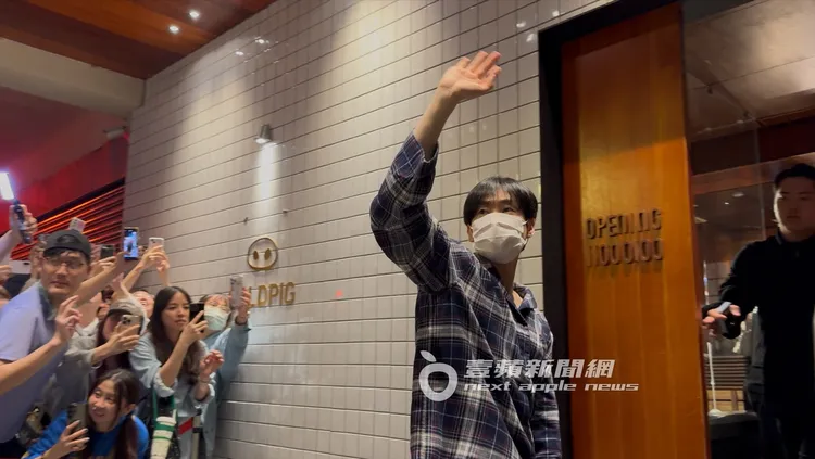 銀赫走進餐廳前，特別轉頭揮手，粉絲們紛紛開心呼喊。特勤中心攝