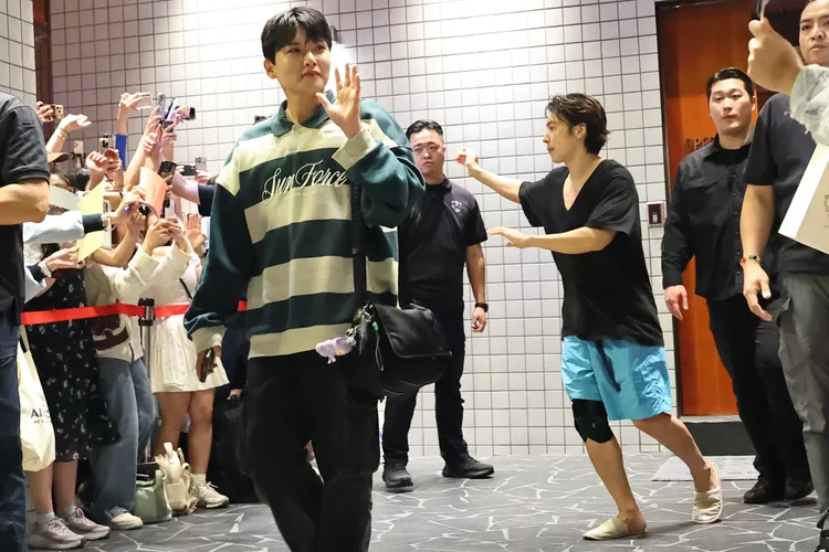 厲旭（左）熱情揮手，腳踩文華東方酒店室內拖鞋的東海（右），雖戴著護膝，依舊跑去跟粉絲們擊掌，親和力十足。特勤中心攝