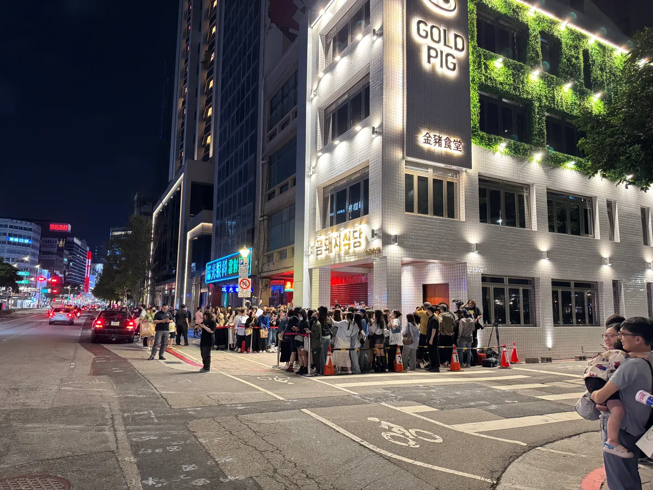 Super Junior在中山區5月開幕的米其林一星韓式燒烤店「金豬食堂」舉行大巨蛋最終場慶功宴，餐廳外擠滿超過500位粉絲人潮。特勤中心攝