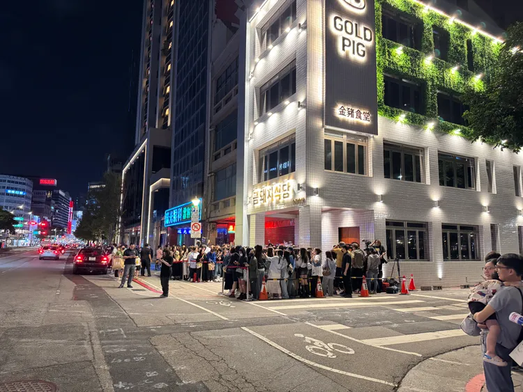 Super Junior在中山區5月開幕的米其林一星韓式燒烤店「金豬食堂」舉行大巨蛋最終場慶功宴，餐廳外擠滿超過500位粉絲人潮。特勤中心攝