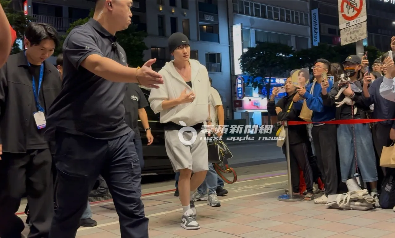 Super Junior M周覓戴著黑色毛帽、身穿白色外套，一身休閒裝扮率先抵達餐廳。特勤中心攝