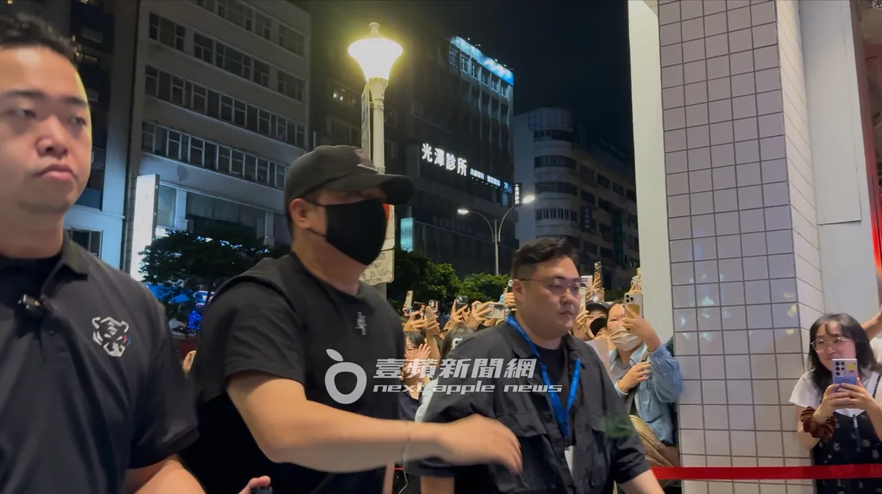 神童一身黑色系打扮，在保鑣陪同下走進「金豬食堂」。特勤中心攝