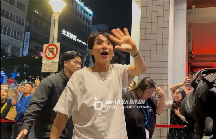 SJ隊長利特臉上充滿笑容，相當開心的揮著手十分熱情。特勤中心攝