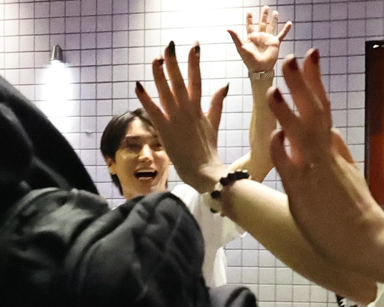 SJ隊長利特熱情跟粉絲們揮手上車。特勤中心攝