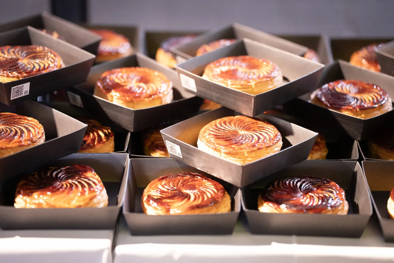 「台北欧洲冬季嘉年华」中，民众可尽情享受充满欧洲风味的冬日食光──从德式香肠、法式起司、义式甜点、比利时松饼、布列塔尼可丽饼，到西班牙经典料理一应俱全。业者提供