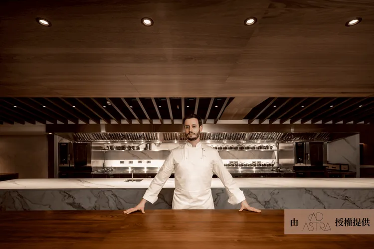 AD ASTRA主廚Kevin Rose與木質調空間設計概念。業者提供