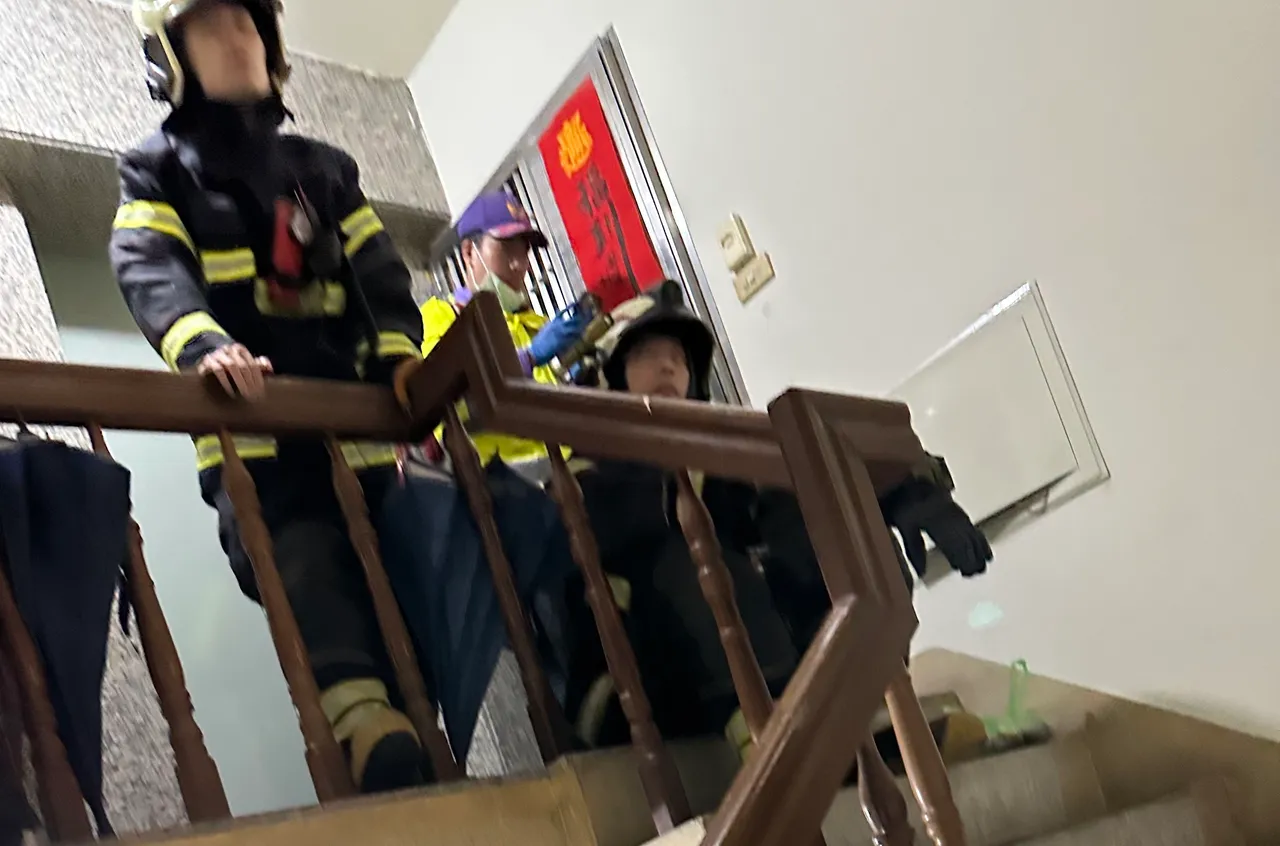 警消到場戒護。桃園警分局提供