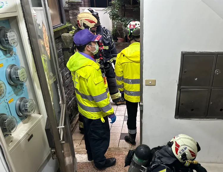 警消破門壓制酒醉男子。桃園警分局提供