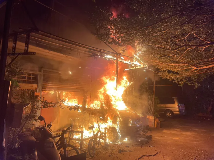 台中市乌日区民宅火警，现场火势猛烈，造成屋内17岁少女伤重不治，母亲80%烧烫伤抢救中。民众提供