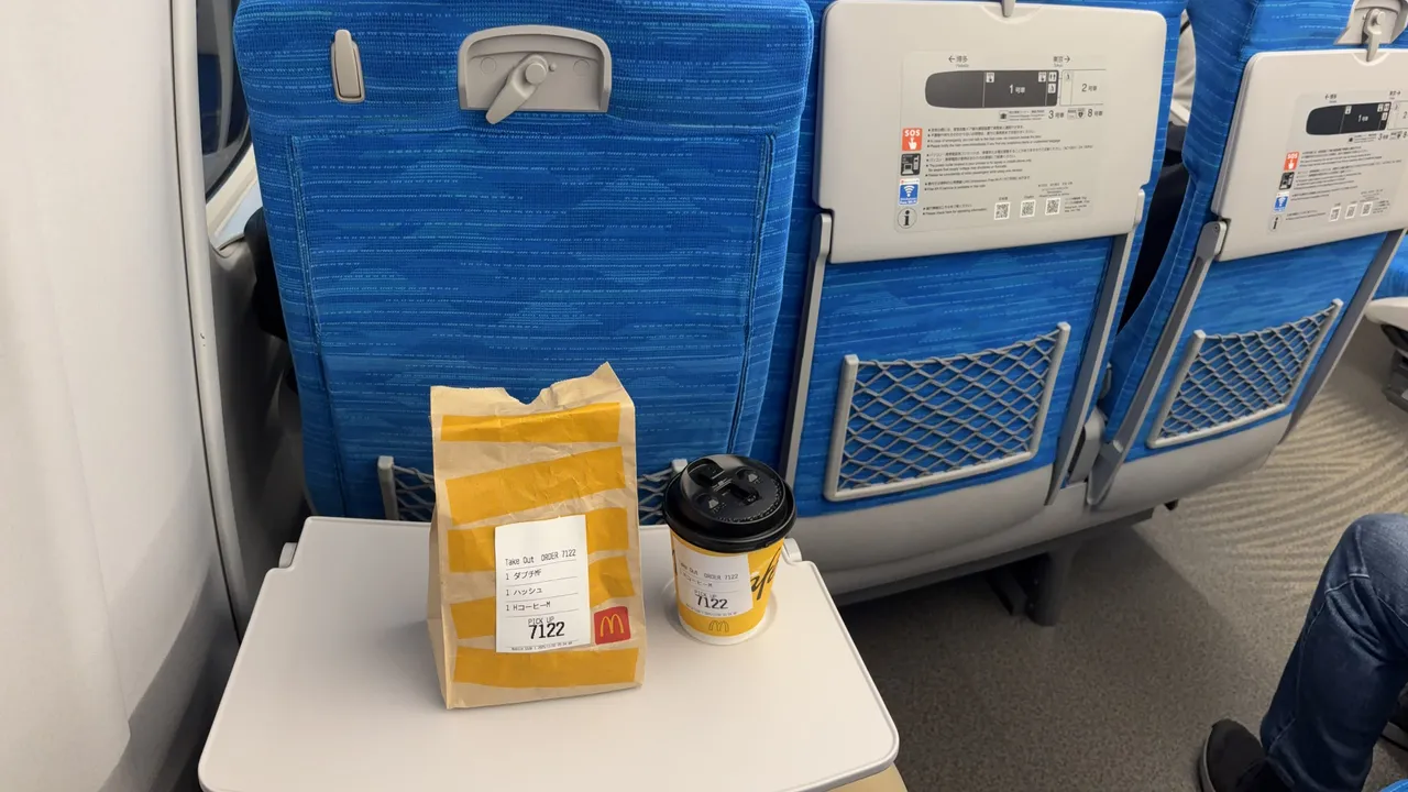 他搭火车「吃麦当劳」竟被谯爆　臭吗？1张照2700万点阅争论