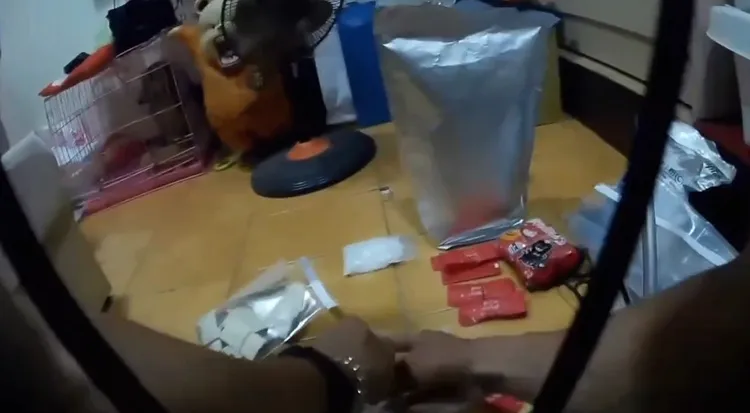 蔡姓情侣档在住处进行毒品分装。翻摄画面