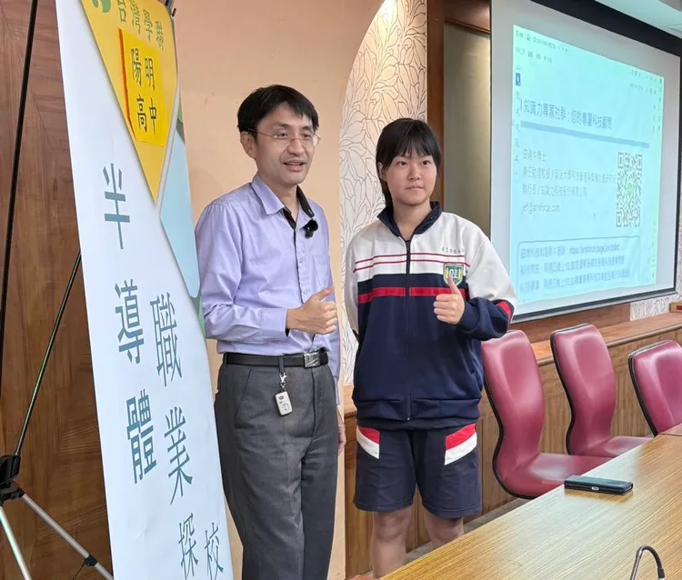 YouTube《曲博教室》主持人曲建仲博士（左）8日以〈AI時代的晶片決勝點與職涯展望〉為題，解析AI運算如何驅動半導體需求，鼓勵青年學子。台灣學聯提供