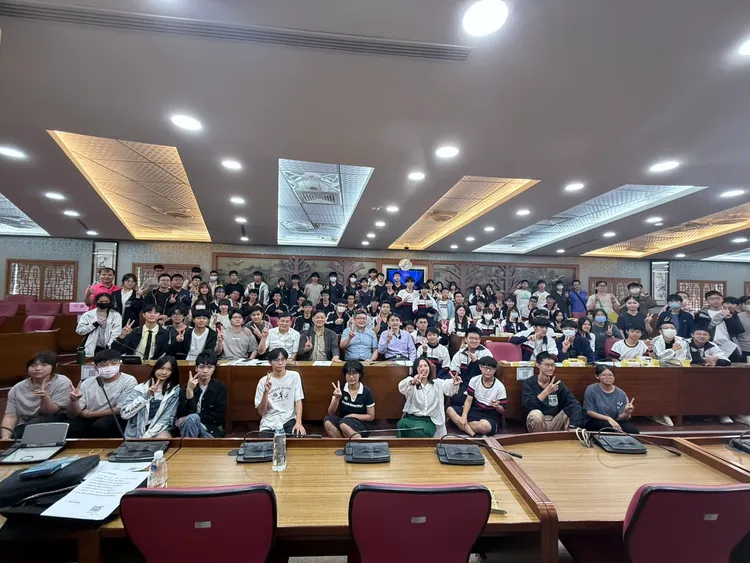 台灣學聯與桃園市陽明高中8日共同主辦的「全球科技領航～AI．半導體講座」，與青年學子探索AI時代的科技發展與職涯新方向。台灣學聯提供