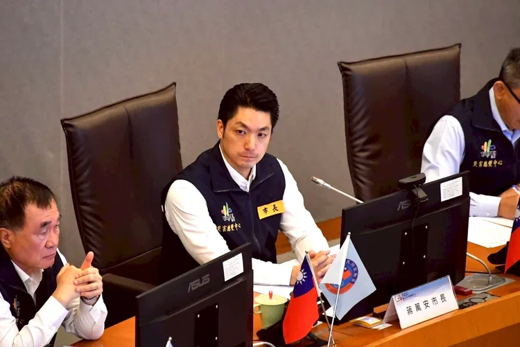 台北市長蔣萬安臨時召開颱風整備會議，對是否宣布颱風假仍未鬆口。北市府提供
