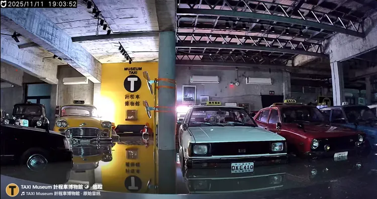 古董计程车都泡在泥水里。翻摄「TAXI Museum 计程车博物馆」脸书