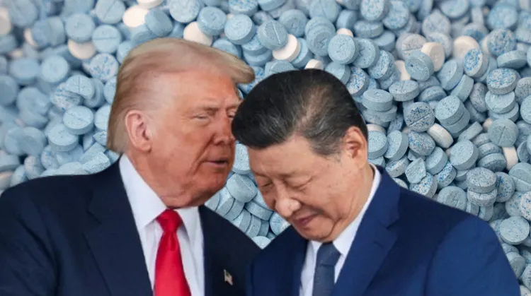 美国总统川普（左）与中国国家主席习近平会谈后，下调中国芬太尼相关关税至10%。合成画面。背景为美国查获的芬太尼。美联社