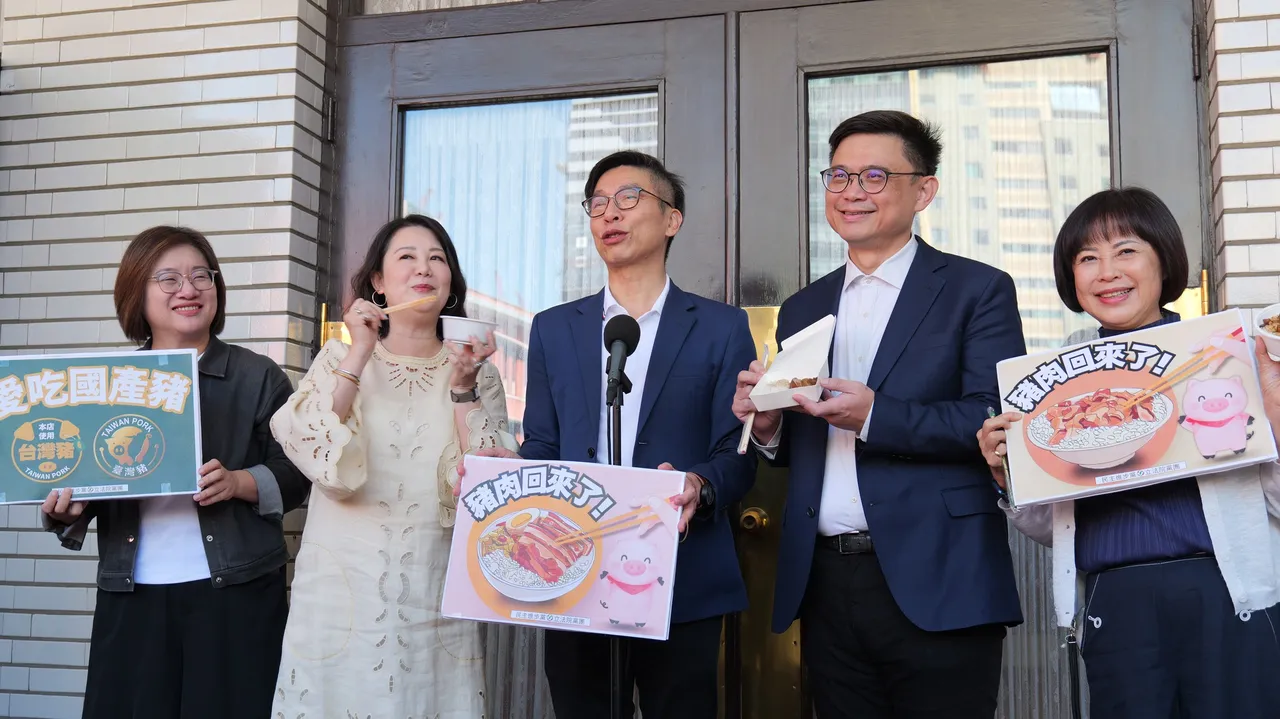 民进党立院党团配合解禁，手拿卤肉饭、爌肉饭高喊「吃猪肉、挺台湾」。翻摄民进党立法院党团脸书