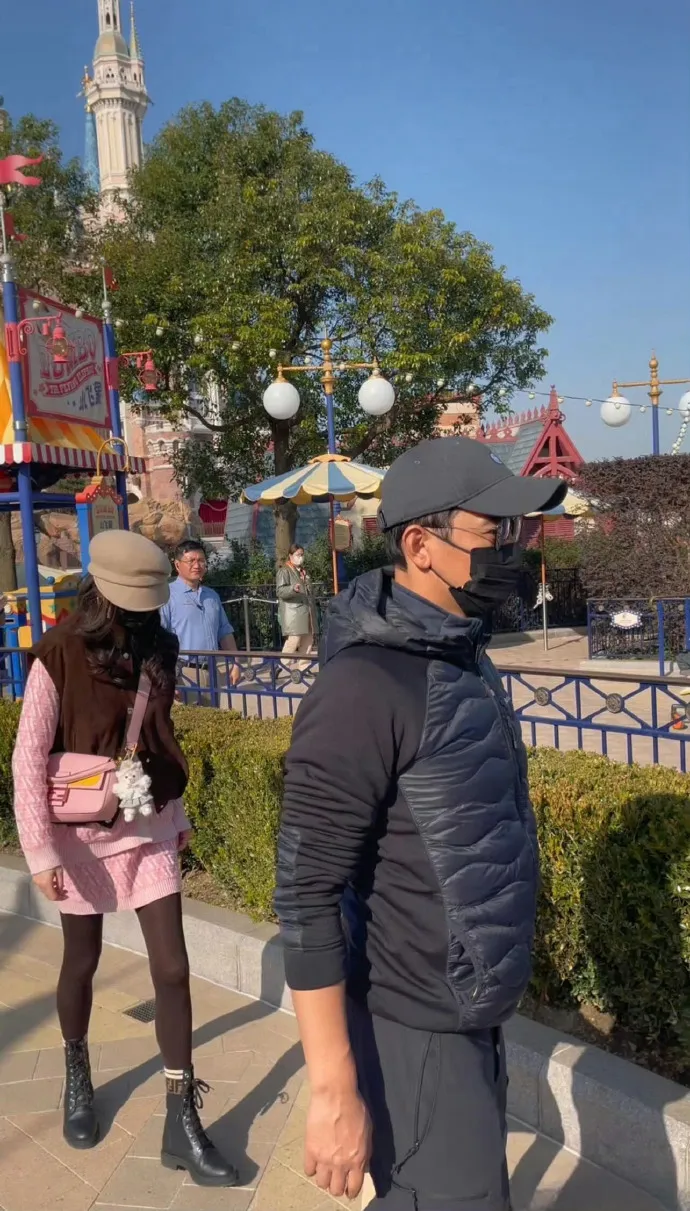 唐嫣（左）和罗晋今年8月被目击同游上海迪士尼乐园。翻摄微博