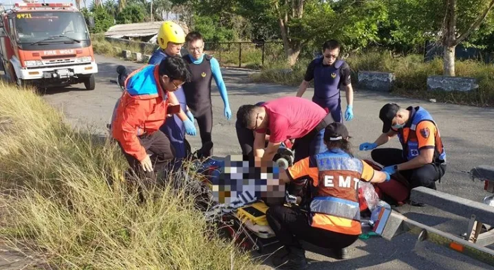 台南市學甲區華宗橋，今天（15日）上午有1名年約60歲男子從橋上墜下，警消到場將人救起但已無呼吸心跳。翻攝畫面