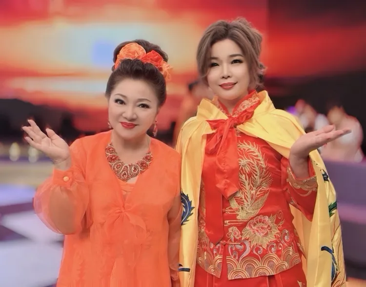 陈衣宸（右）感谢白冰冰的照顾。长兴影视提供