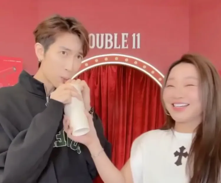 范姜吸「粿王饮料」。翻摄板妹FB