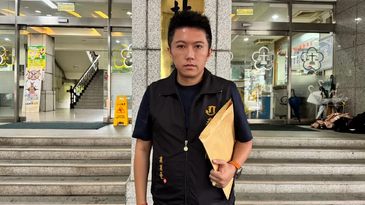 网红「宾宾哥」10日向法院按铃控告称是圤智雨带头恐吓勒索事件。翻摄宾宾哥脸书